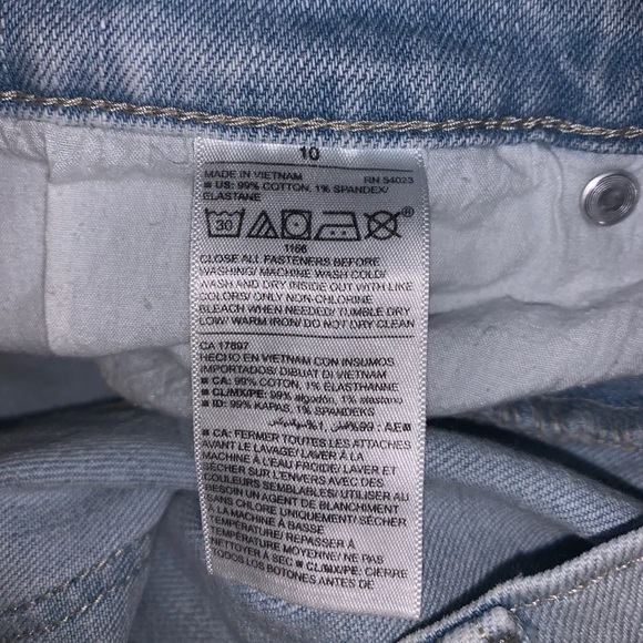 Light wash Boyfriend fit jeans, frayed hem. - Picture 3 of 6